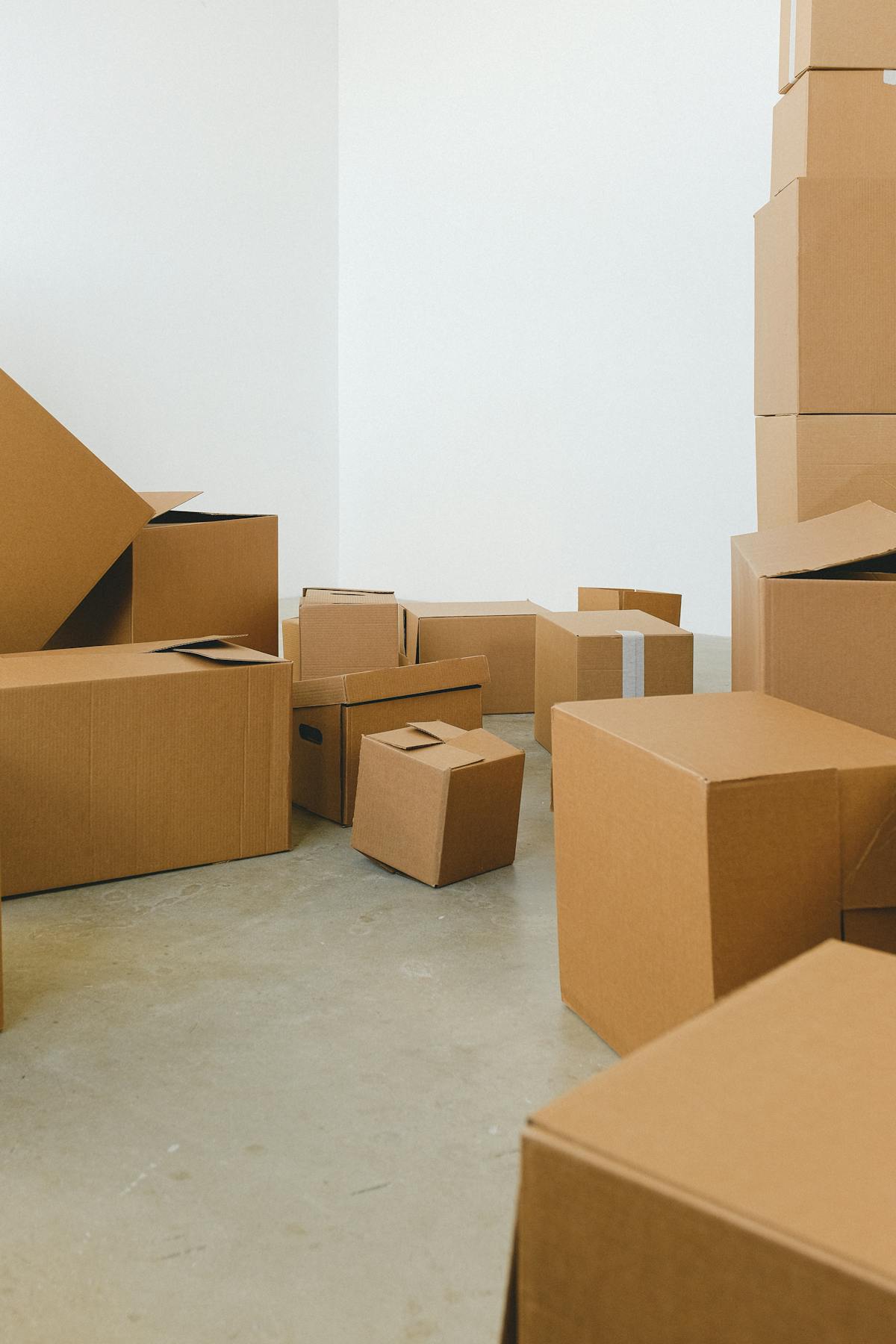 Cardboard boxes on floor in house during relocation - how to pack kitchen for moving